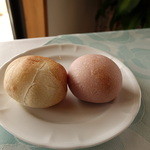 ラレーヌ アリス - 天然酵母のパン。右は紫芋入り