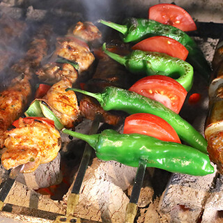香ばしい炭火焼きケバブは必食！お好きな一杯と共に楽しんで