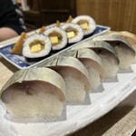 末廣 - 肉厚の鯖寿司と助六。京都に来たなら是非とも昔ながらの京寿司を食べたい♥️