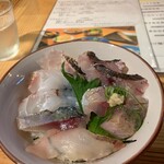 Isaki - 海鮮丼。鰺、イサキ、鯛、鯖、アオリイカ、鮟鱇の昆布締め等など。刺身は総じて小ぶりの薄切り。鮮魚系なんで旨みは薄い。アオリイカなんか歯ごたえコリコリ( ˃̣̣̥᷄⌓˂̣̣̥᷅ )ご飯もイマイチ。