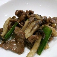 新橋亭 - 牛肉のキノコのオイスターソース炒め。