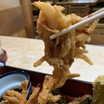 Futaba ya - 野菜箱天ぷそば　玉葱と人参のかき揚げ