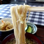 そば処 久楽 - 麺リフト⤴️湯気を見せながら熱々「狸」を絡め麺は優しい汁を絡めて美味♥　タップ♭すると湯気まで見えてきます(^o^)v
