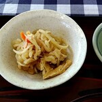 そば処 久楽 - 小皿は「切干大根」☆なんと前回と同じメニューに遭遇^_^