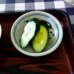 そば処 久楽 - 良い塩梅な「きゅうり漬け」♬