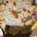 Pizzeria Bakka M'unica - 本日の日替わり　燻製モッツァレラ、しらす、トマトのピザ