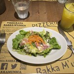 Pizzeria Bakka M'unica - サラダ　ドレッシングがパイナップル
