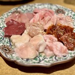 Sumibiyakinikuorusutazuhorumontombo - 牛豚鶏ごちゃ盛りホルモン