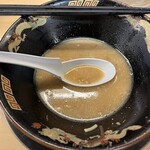 鹿児島ラーメン豚とろ - スープ、自分としてはけっこう飲んだほう
