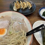 大砲ラーメン - 餃子はあとから来ます。これで＋300円