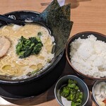 横浜家系ラーメン 小作大和家 - 料理写真: