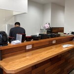 ホルモン酒場 ぬまる - 立飲みカウンターからのご主人の背中