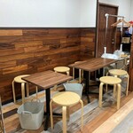 ホルモン酒場 ぬまる - 組合せ自在なテーブル席方面