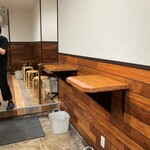 ホルモン酒場 ぬまる - 壁側の立飲みスペースからの若い女性スタッフさん♡