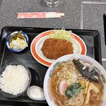 食亭エイト - ☆小ぶり茶碗にご飯　これぐらいでイイ〜煮カツにおしんこ丁度いい！