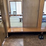 食亭エイト - ☆明るい店内　正面に座敷　右側小上がり焼き肉ロースター席　洗面所　左側厨房　テーブル席2席　8人掛け！