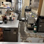 食亭エイト - ☆綺麗に掃除され調理場　何がオススメなのかな！