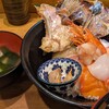 Issumboushi - 上海鮮丼タイのお頭焼き乗ってます！小皿の上には黒にんにく！