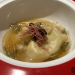 ファン・ダルクオーレ - 特製ラビオリ蒸しスープ
      フカヒレ、海老、ホタテ、 干し貝柱、金華ハム、モリーユ茸、じゅんさい