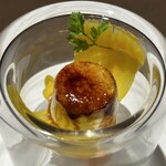 ファン・ダルクオーレ - ゴルゴンゾーラと鳥骨鶏のピータンのブリュレ