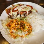 ルクラビレッジ - このオレンジ色のドレッシングもパンチが効いていて好き。ご飯にも合う(笑)