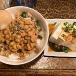 タイニーカフェ - 納豆丼煮卵付き、冷奴