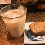 タイニーカフェ - アイスチャイ、バナナケーキ