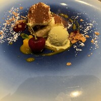 トラットリア イル レガーロ - ピスタチオのジェラートとティラミス トラットリア イル レガーロ - ピスタチオのジェラートとティラミス