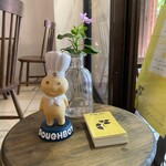 南インド料理 マリアラム - 看板かわいいミニシェフDOUQHBOYくんがお出迎え！いつもかわいい小花がエントランスに飾られてます