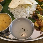 南インド料理 マリアラム - まずは手前の 胡椒お米スープで胃を温めてからミールススタート デス