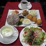 ペーパームーン - ランチの一例写真です。（この写真は手作りシーフードクリームコロッケです。）