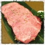 上タン(1,980円)。厚めのカットで、適度な弾力と柔らかさがあり、塩加減も良く、タンの旨味と脂の甘味を程良く引き出していました