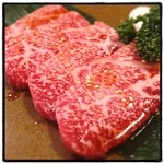 上ロース(2,100円)。肉自体の旨味がしっかり感じられ、かつ、脂の甘味も上品で、あっさり目のモミダレがとてもマッチしていました