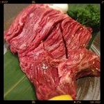 キムハラミ(2,800円)。一見値が張るように見えますが、ボリュームがあるので、グラム換算すれば、それ程でもないと思います。塊のまま火を入れて、レアに焼き上げ、軽く休ませてから頂きました。ハラミ特有の肉々しさがしっかりと感じられる、柔らかい美味しいハラミでした