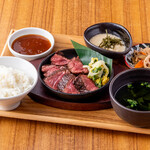 ⑥　厚切り牛ハラミ焼き定食～和風シャリアピンソース～