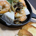 Dining woody - カマンベールと海老としめじのアヒージョ