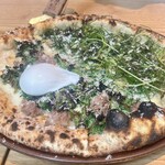 Pizza 4P's - すじ青海苔とおかひじき あさり・ケージフリー卵、有機ケールとサルシッチャ(ハーフ&ハーフ)