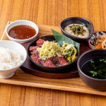 ⑦　厚切りねぎ牛ハラミ焼き定食～和風シャリアピンソース～