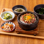 ⑱　牛たんユッケの石焼ご飯定食～卵黄のせ～