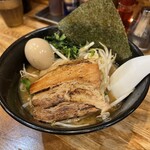 らぁめん・つけめん　豚火 - 連合いが頼んだ豚火ラーメン煮卵トッピング