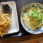 丸亀製麺 - とろ玉うどん 590円と野菜かき揚げ 180円とこんぶおむすび 150円