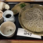 Teuchi Soba Haduki - 三味でとろろ、大根おろし、鰹出汁のつゆを楽しめます。➕おにぎりを注文