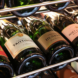 料理によく合う良質なワインを中心にラインナップ。日本酒も是非