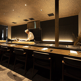 6名様より貸切可。黒を基調とした上質なモダン空間