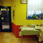 La Paz - 「ラパス」テーブルに準備されたエンパナーダとタコス