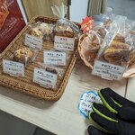 食パン工房 春日 - 料理写真:店内：店頭パン