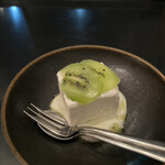 ダコージ - キウイのセミフレッド