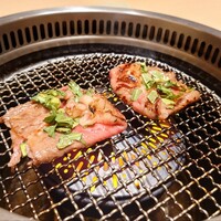 銀座 ちかみつ 並木通り - 春菊の入った濃厚ダレを絡めて焼きます！
