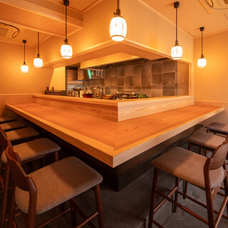 【4名様～貸切可】杉の木目が美しい、ゆったりと落ち着いた空間