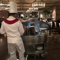 ロウリーズ・ザ・プライムリブ 恵比寿ガーデンプレイス店 - テーブルの前でカット